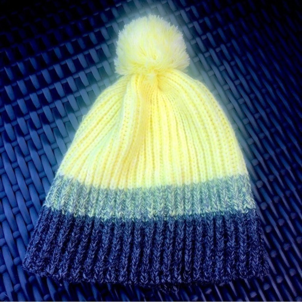 Y2K Yellow Gray Pom Pom Ski Hat Fleece Lined Tassel Winter Beanie Cozy - Picture 2 of 2